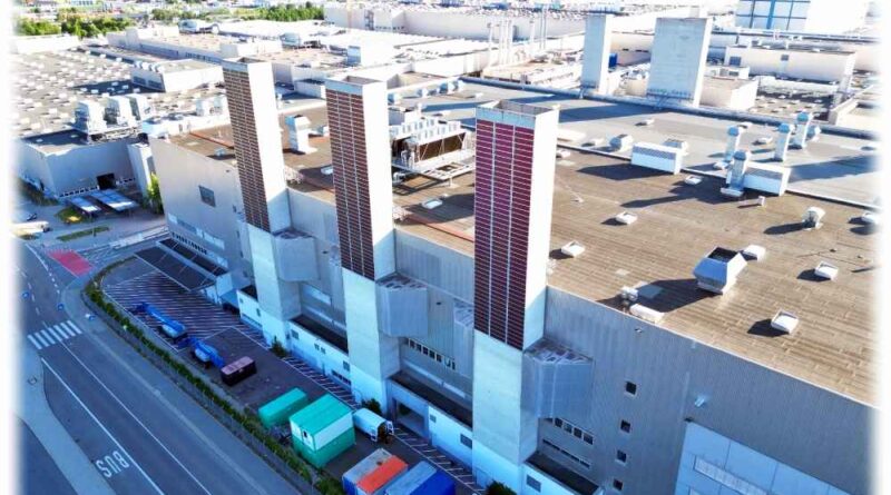 Die organischen Solarfolien von Heliatek Dresden sind senkrecht an den BMW-Türmen in Dingolfing befestigt. Denn OPV ist leicht und liefert zudem auch an schattigen Stellen noch eine dignifikante Energieausbeute. Foto: Heliatek