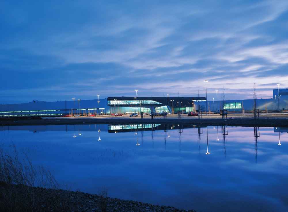 Als "Kraft-Werk des Autobaus" bezeichnen die Autoren das architektonische Leitbild für das BMW-Werk Leipzig. Foto: BMW