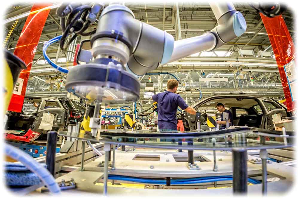Leichtbauroboter tragen im BMW-Werk Leipzig Kleber auf Scheiben auf. Künftig sollen noch mehr Industrieroboter eingesetzt werden. Foto: BMW