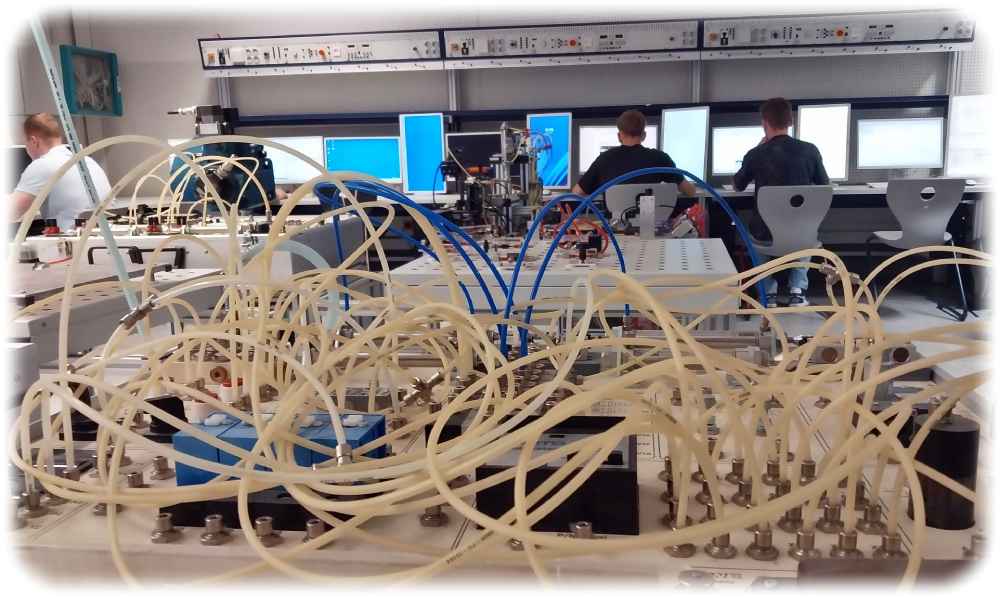 Blick ins Mechatronik-Kabinett der Elektronik-Berufsschule Dresden, die derzeit noch in der alten Reichsbahn-Ingenieurschule am Strehlener Platz untergebracht ist. Foto: Heiko Weckbrodt