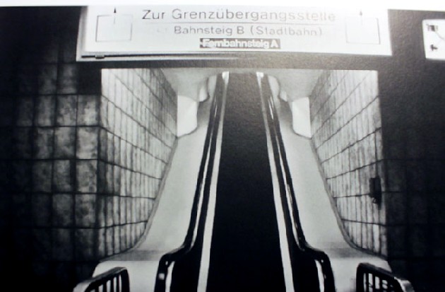 Der Bahnsteig A des Bahnhofs Friedrichstraße war ab dem Mauerbau für DDR-Bürger tabu. Foto: Lisa Lorenz, Michaela Caspar, aus: "Bahnhof der Tränen", Repro: hw