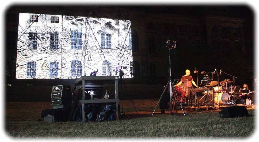 Zu Manga- und Videoprojektionen auf der Fassade des Japanischen Palais' am Elbufer in Dresden interpretierten die Dresdner Sinfoniker die atomare Zerstörung von Hiroshima vor 70 Jahren musikalisch. Foto: Heiko Weckbrodt