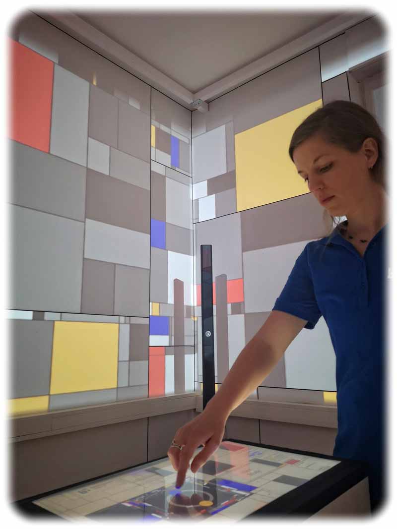 Barkhausen-Institut Dresden: Tiphaine Cattiau führt im Mondrian-Zimmer eine Installation vor. Foto: Heiko Weckbrodt