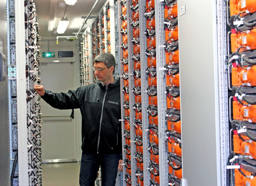 Ein Drewag-Mitarbeiter prüft die Akku-Stapel im Batterie-Großspeicher Dresden-Reick. Foto: Heiko Weckbrodt