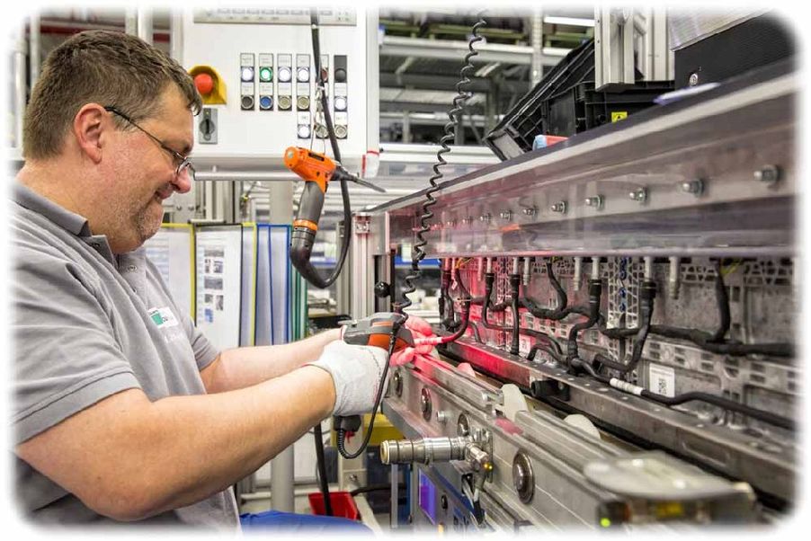 Ein Mitarbeiter der Daimler-Tochter Deutsche ACCUmotive montiert im bereits existierenden batteriewerk in Kamenz Kühlschläuchen an Batteriemodulen. Foto: Daimler AG