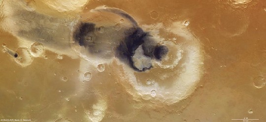 Aus der Kombination von vier Sonden-Fotos entstand diese malerische Ansicht des Becquerel-Kraters auf dem Mars. Foto: ESA, FU Berlin (G. Neukum)