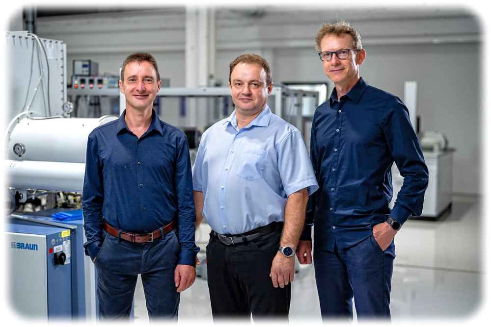 Die Beeoled-Chefs und -Gründer Carsten Rothe (links), Volodymyr Senkovskyy und Jan Blochwitz-Nimoth (rechts). Foto: Tobias Ritz für Beeoled