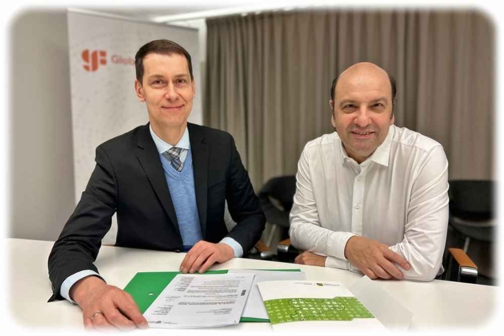 Der Dresdner Glofo-Chef Manfred Horstmann (rechts) bekommt von Landesdirektions-Präsident Béla Bélafi die Erlaubnis, das Chipfabrik-Chemielager zu vergrößern. Foto: Landesdirektion Dresden