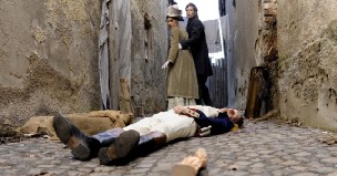 Im Affekt erschlägt Franz einen französischen Offizier - und muss mit katharina in die Berge fliehen. Abb. (3): Sunfilm