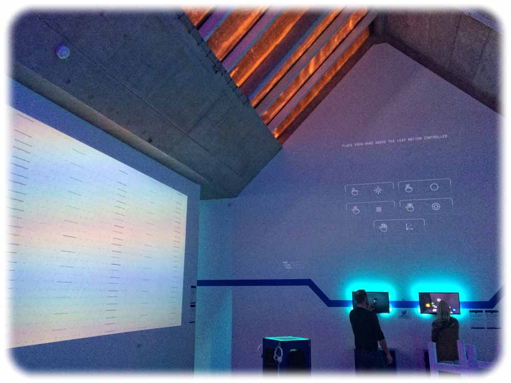 Die Musik-Vvisualisierungen auf der Leinwand links lassen sich durch ein Mischpult steuern. Die Monitore an der Giebelwand sind mit Kinect-Gestensensoren gekoppelt. Foto: Heiko Weckbrodt