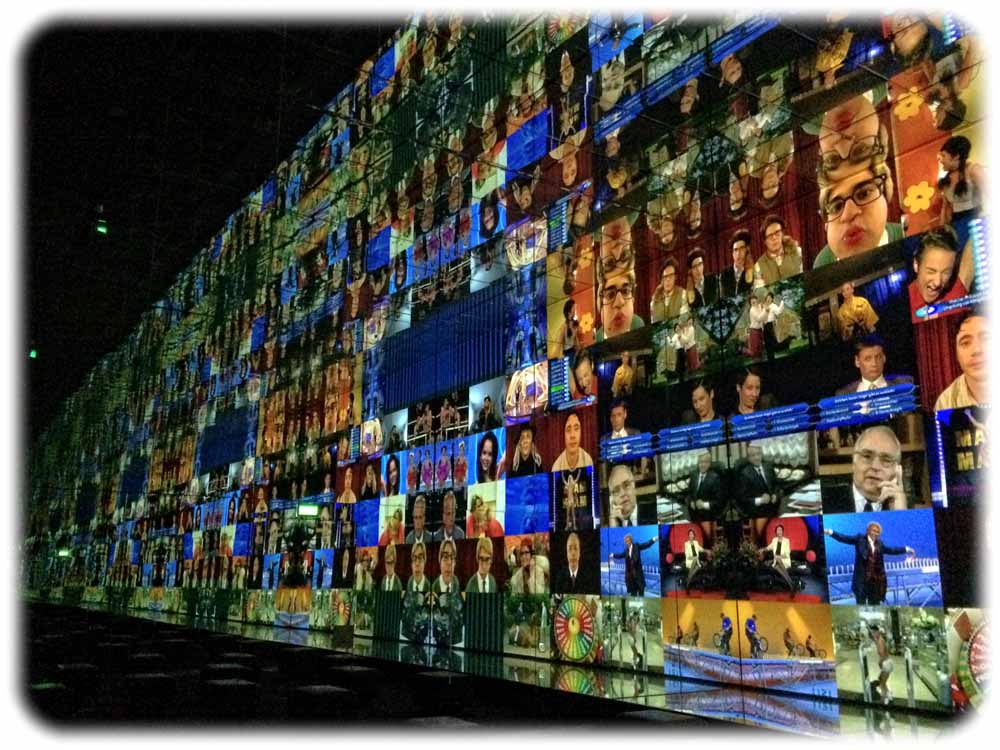 Ab den 1990ern wächst die Programmfülle enorm - hier im Fernsehmuseum durch Spiegeleffekte noch potenziert. Foto: Heiko Weckbrodt