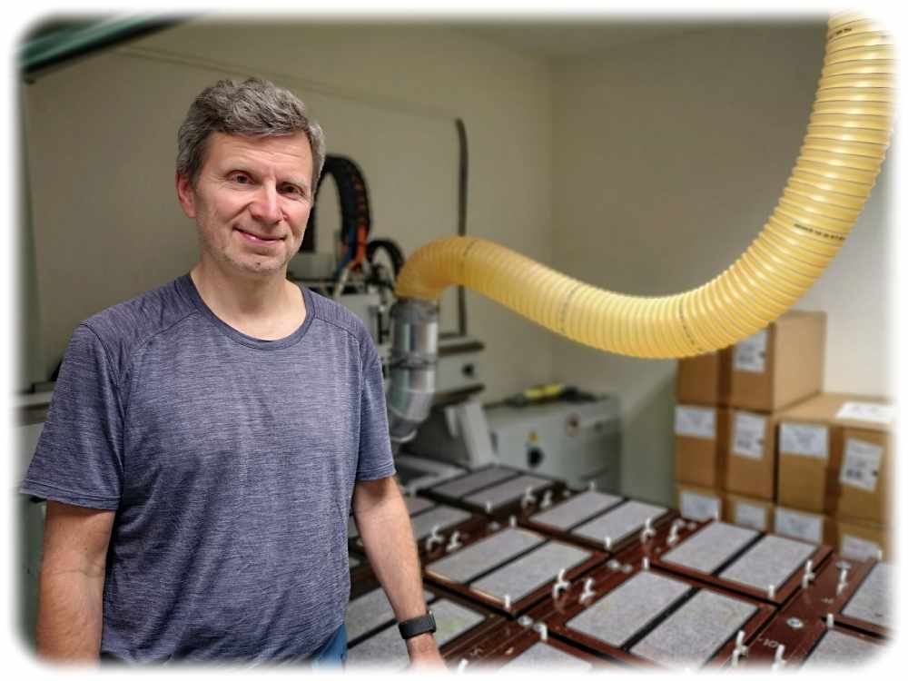 Meister Sven Berneis an seiner Computerfräse, die automatisch maßgeschneiderte Schuheinlagen nach CAD-Modellen fertigt. Foto: Heiko Weckbrodt