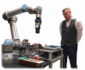 Der angehende Mechatroniker Marc Buhlmann hat mit der Anlerntechnik von Wandelbots am neuen Roboter-Ausbildungsplatz im Berufsschulzentrum für Elektrotechnik Dresden eine beispielhafte Sortierstrecke für Plaste- und Metallwürfel aufgebaut,. Um den Kobot anzulernen, hat er Wandelbots-Anlernstifte und direkte Programmierung eingesetzt. Foto: Heiko Weckbrodt