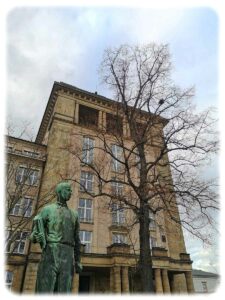 In der einstigen Reichsbahn--Ingenieurschule am Strehlener Platz in Dresden ist heute das Berufsschulzentrum für Elektrotechnik Dresden konzentriert. Foto: Heiko Weckbrodt