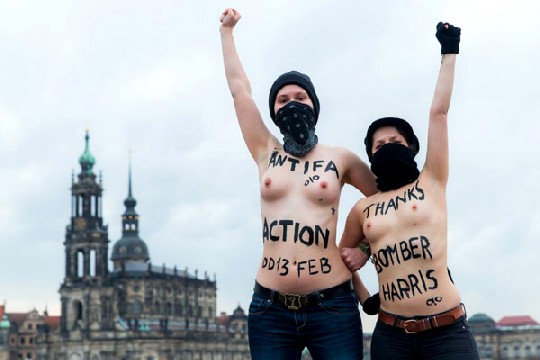 Das von der Piratin bei Twitter eingestellte Femen-Foto, auf der die barbusigen Frauen die Bombardierung Dresdens begrüßen. Ob es sich bei der rechten Frau um Anne Helm selbst handelt, ist bisher umstritten. Foto: Twitter/ mlx
