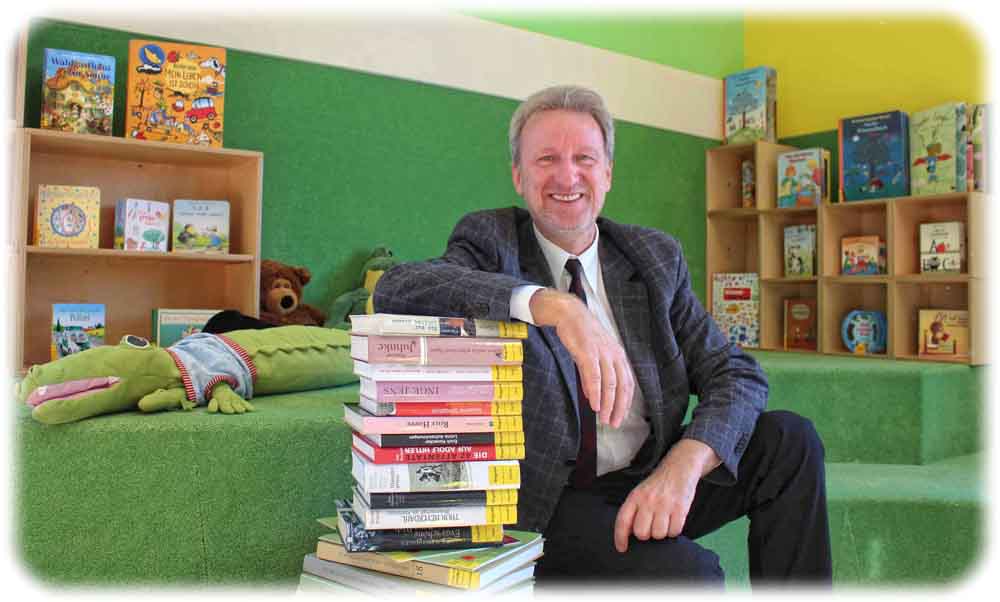 Freut sich sehr über den Aufwärtstrend in den Städtischen Bibliotheken: Direktor Arend Flemming - hier zu Besuch in der Stadtteilbibliothek Dresden-Klotzsche. Foto: Heiko Weckbrodt