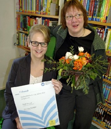 Steffi Benad und Martina Rudolph sind die Bibliothek Langebrück - und freuen sich über die Anerkennung für ihre Arbeit. Foto: Elke Ziegler