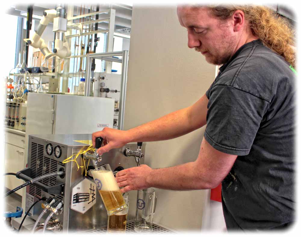 Master-Student Robin Schoemaker kennt sich in der Chemiker-Brauerei bestens aus. Hier zapft er gerade ein selbst gebrautes Pils. Foto: Heiko Weckbrodt
