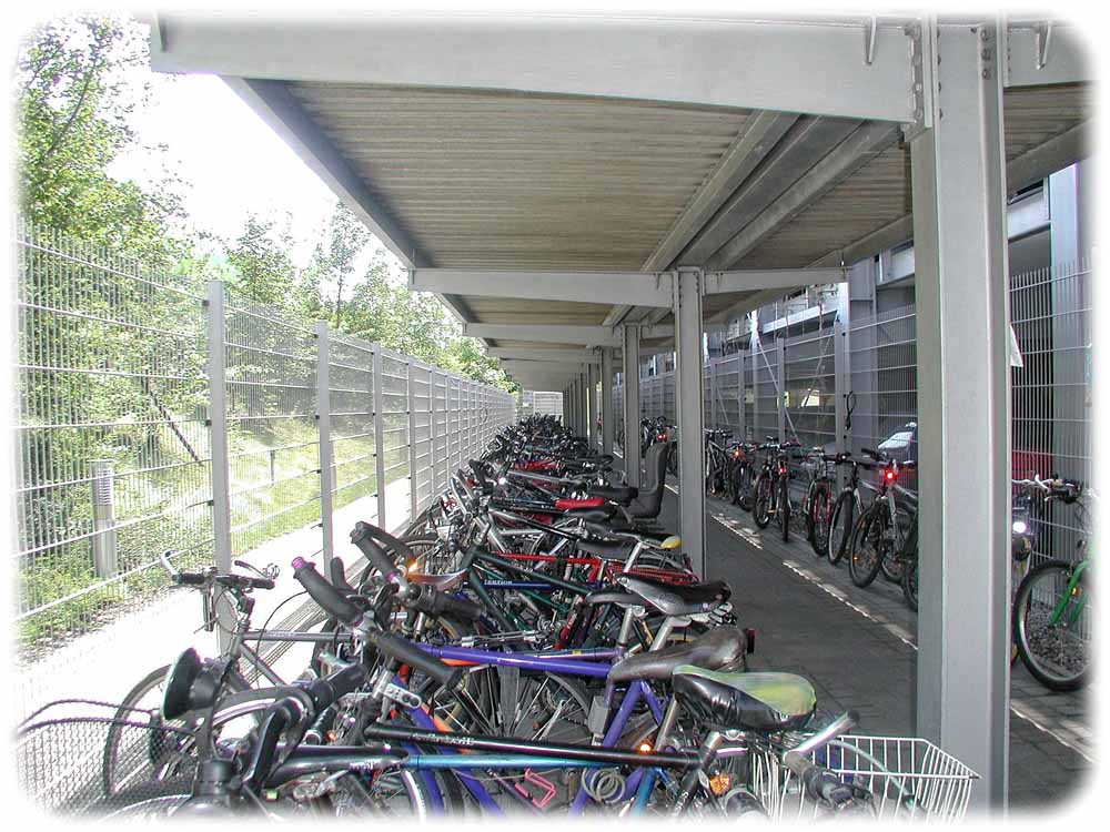 Überdachte Fahrrad-Stellplätze bei Infineon Dresden. Foto: Infineon Dresden