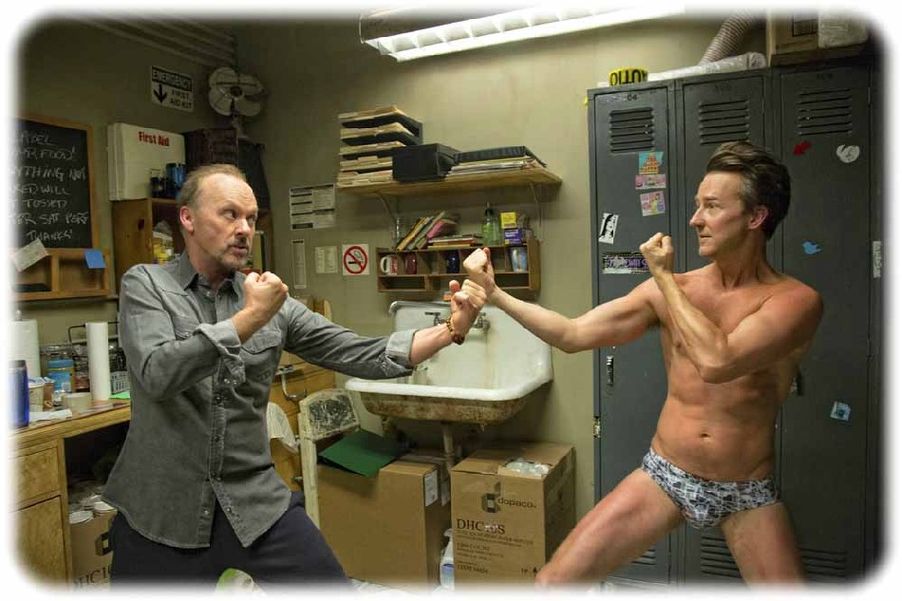 Der jüngere, stärkere, erfolgreichere Schauspieletr-Kollege Mike Shiner(Edward Norton, rechts) treibt Riggan Thomson (Michael Keaton) in den Wahnsinn - doch verzichten kann er auf ihn leider nicht. Foto: Fox