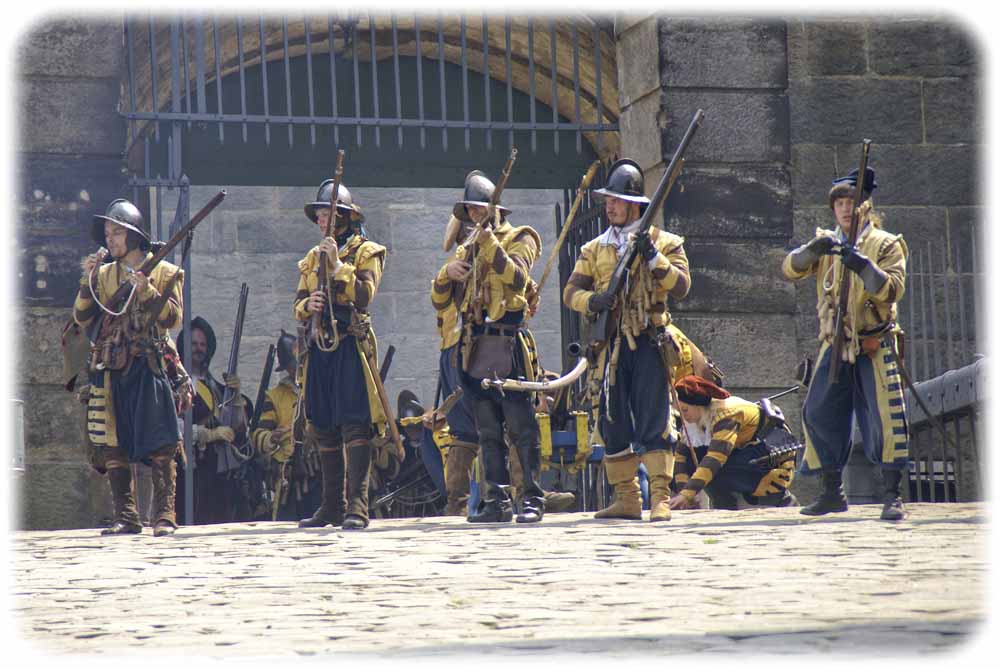 EIn Historienspektakel gibt es am Wochenende beim Sturm der Schweden auf die Festung Königstein. Foto: Festung Königstein GmbH