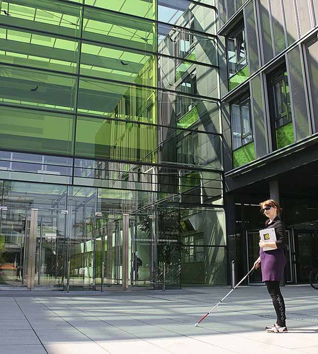 Blinde Studentin vor dem Andreas-Pfitzmann-Bau, Sitz der Fakultät Informatik. Foto: Claudia Loitsch, TUD