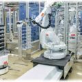 Ein Industrieroboter be- und entlädt in einer Halbleiterfabrik im Schweizerischen Lenzburg einen mobilen Roboter "BlueBotics mini" von ABB. Foto: ABB / IFR