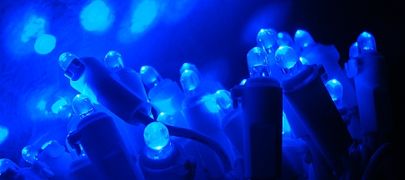 Galliumnitrid brachte den LEDs, wie sie auch für Bluray-Laufwerke benötigt werden, erst die blaue Farbe bei. Abb.: Alexofdodd/ Wikipedia