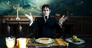 Hübsch exaltiert: Johnny Depp als Vampir Barnabas bringt die Fischfabrik der Collins' wieder in Schuss. Abb.: Warner