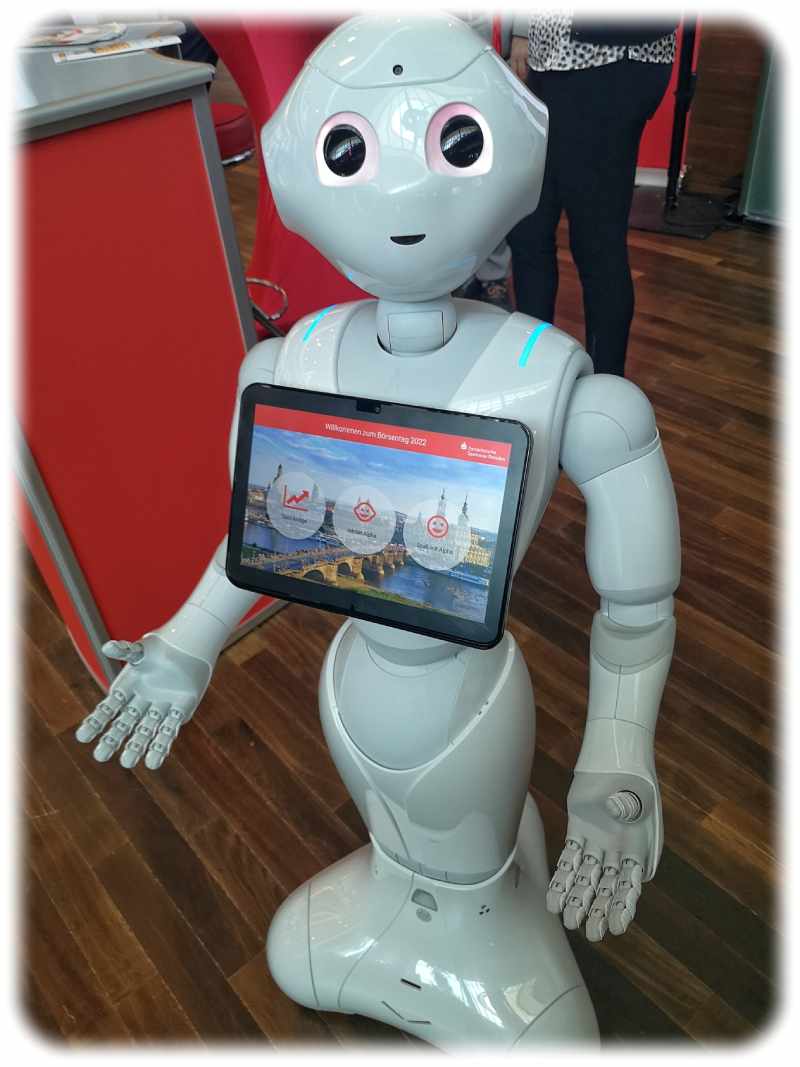Die Sparkasse hat sich einen Pepper-Roboter zugelegt, um auf dem Börsentag in Dresden für ihre Geldanlagen zu werben 2022. Foto: Heiko Weckbrodt