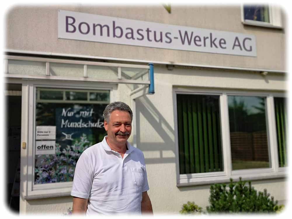 Vertriebsleiter Wieland Prkno vor dem Informationszentrum von Bombastis in Freital. Foto: Heiko Weckbrodt