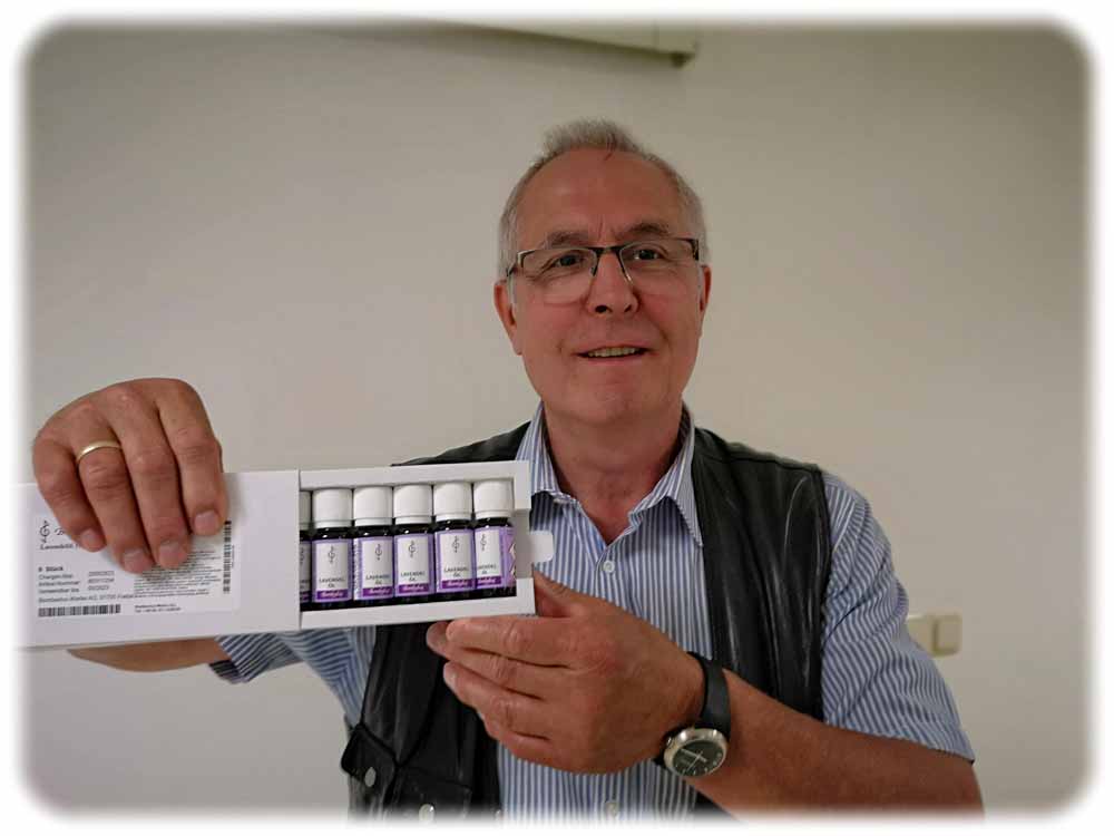 Bombastus-Vorstand Joachim Günther zeigt das Lavendelöl. Foto: Heiko Weckbrodt
