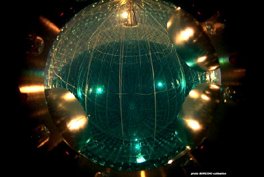 Der Borexino-Neutrino-Detektor wird mit einer sogenannten "Scintillator"-Flüssigkeit gefüllt. Foto: Borexino Collaboration