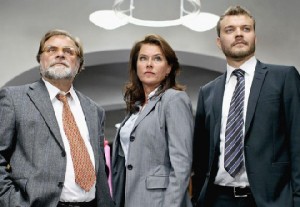 Die neue Ministerpräsidentin Brigitte Nyborg mit ihrem Weggefährten Bent (l.) und ihrem Spin-Doktor Kasper muss sich durchboxen. Abb.: WVG