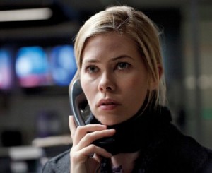 TV-Moderatorin Katrine ist anfangs nur die Hübschline vom Dienst, beginnt aber dann doch, in Wespennester zu stechen. Abb.: WVG