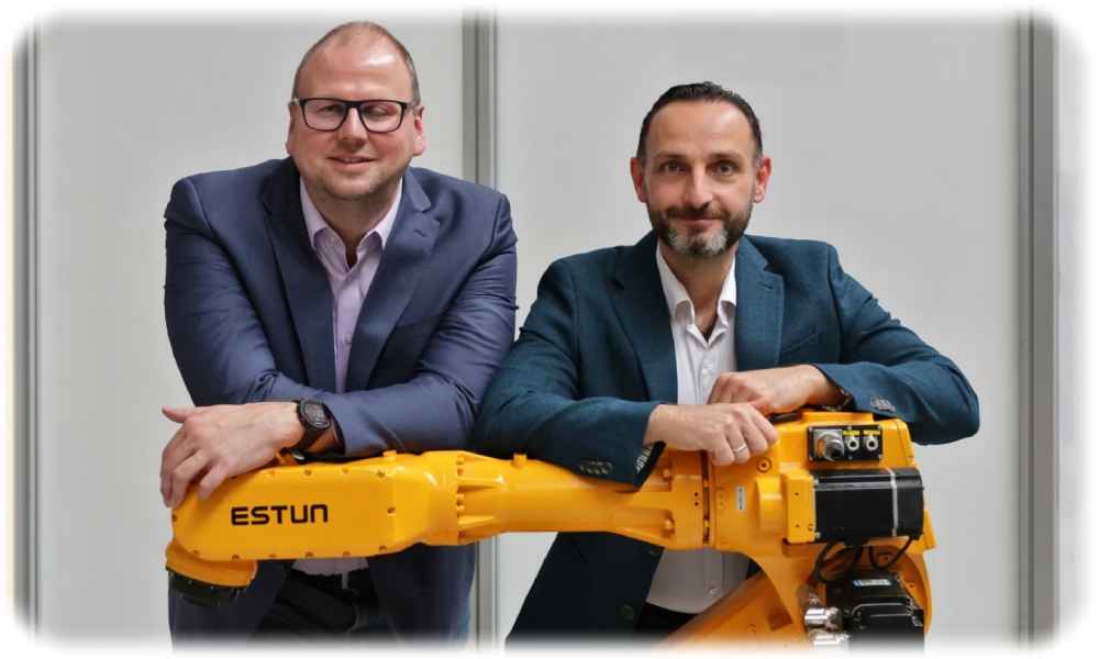Die "Botfellows" Sebastian Krusche (links) und Mohamad Bdiwi. Foto: Fraunhofer-IWU