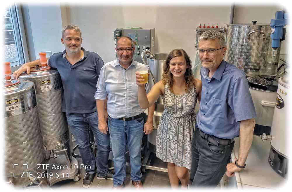 Sophia Witte und Francisco Arroyo (Mitte) sind die Geschäftsführer der neuen "TU Dresden Brauerei". Die Chemie-Professoren Jan J. Weigand (links) und Thomas Henle (rechts) sind die Mentoren der Gründung. Foto: Heiko Weckbrodt