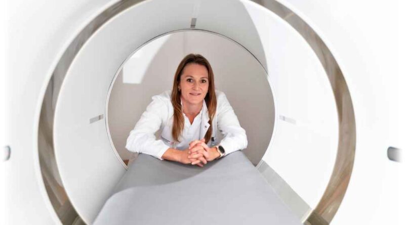 Prof. Anja Braune sieht große Chancen für KI-gestützte Bildgebungs- und Analyseverfahren sowie für präzisere individualisierte Therapieplanungen durch den neuen Ganzkörper-Tomographen. Foto: A. Grützner für das HZDR