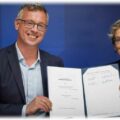 Infineon-Dresden-Chef Raik Brettschneider und TU-Rektorin Ursula Staudinger mit ihrer Kooperationsvereinbarung. Foto: André Wirsig für die TUD
