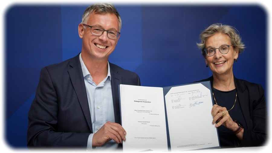 Infineon-Dresden-Chef Raik Brettschneider und TU-Rektorin Ursula Staudinger mit ihrer Kooperationsvereinbarung. Foto: André Wirsig für die TUD