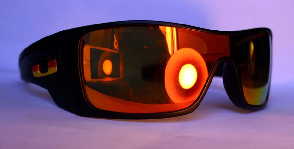 Von Datenbrillen erhofft sich die Industrie weltweit einen neuen Wachstumsmarkt. Mit einer neuen Blitzmasken-Technologie wiil ein Dresdner Entwickler-Team den Weg zu hochauflösenden OLED-Mikrodisplays ebnen, die in solche Brillen eingebaut werden. Themen-Foto: Heiko Weckbrodt