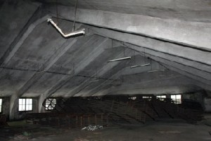 Unter dem Fabrikdach wurden einst die Brote abgekühlt, wie die vergessenen Rollregale zeigen. Foto: Peter Weckbrodt