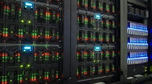 So ähnlich wird der neue TU-Supercomputer der Petaflop-Liga aussehen, mit dem zum Beispiel neue Materialien, Medikamente und Fahrzeuge simuliert werden sollen. Foto: Dieter Both, Bull