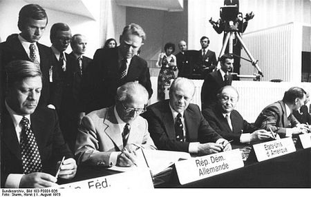 Helmut Schmidt, Erich Honecker, Gerald Ford und Bruno Kreisky unterzeichnen 1975 die KSZE-Schlussakte. Nach außen feierten die Ostblock-Chefs die Konfi als großen Erfolg - im Hintergrund sollten die Geheimdienste jedoch die Menschenrechtsdebatte abbiegen. Abb.: Horst Sturm, Bundesarchiv, Wikipedia