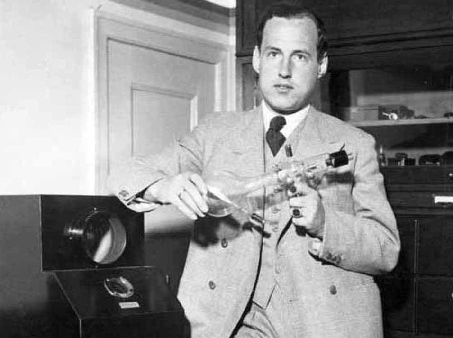 Der 16-jährige Manfred von Ardenne präsentierte 1933 eine von ihm verbesserte Braun'sche Röhre - eine Schlüsselkomponente für die Entwicklung des elektronischen Fernsehens. Fotograf unbekannt, Quelle: ADN, Bundesarchiv, Wikipedia, CC3-Lizenz