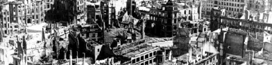 Die Aufnahme aus dem Jahr 1945 zeigt den Blick vom rathausturm auf das zerstörte Dresden. Foto: Beyer, ADN, Bundesarchiv, Wikipedia, CC-Lizenz