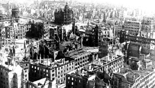 Die Aufnahme aus dem Jahr 1945 zeigt den Blick vom rathausturm auf das zerstörte Dresden. Foto: Beyer, ADN, Bundesarchiv, Wikipedia, CC-Lizenz