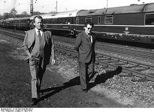 Willy Brand 1974 mit seinem Referenten Günter Guillaume, der kurz darauf als DDR-Spion enttarnt wurde. Abb.: L. Wegmann, Bundesarchiv, Wikipedia