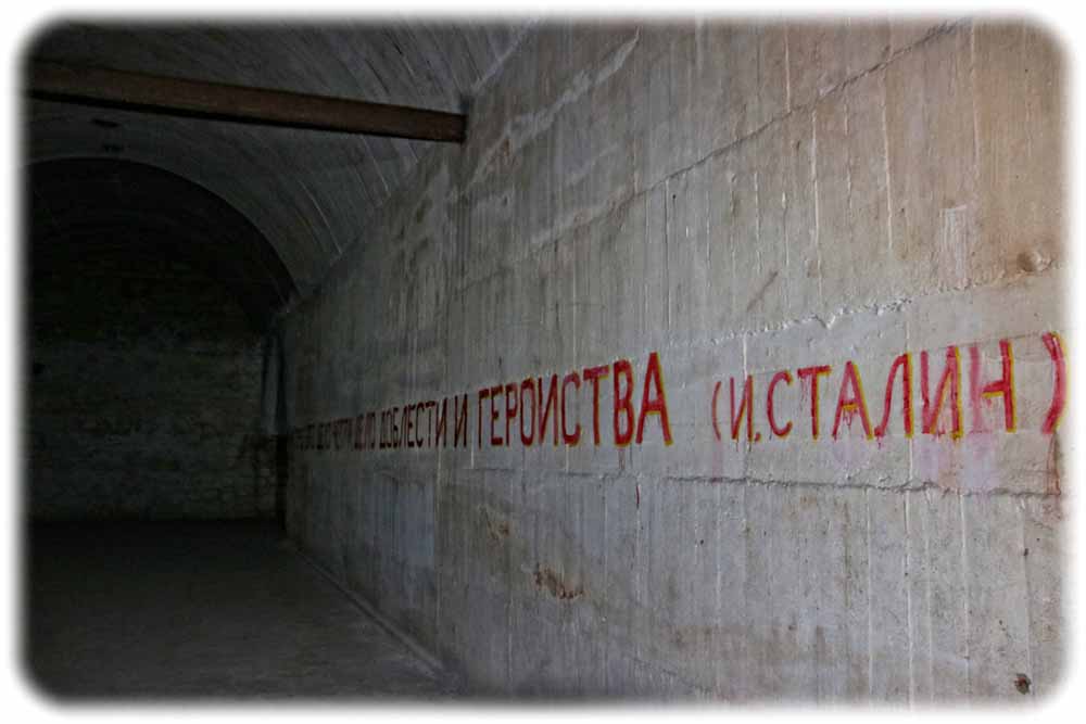 Der stalin-Spruch an der Wand ist laut Haobby-Historiker Vladimir Pesek kein Original, sondern wurde von einem Kamera-Team bei einem Filmdreh über ein sowjetisches Gluag an die betonwände des alten deutschen Bunkersystems in Rabstein gepinselt. Foto: Heiko Weckbrodt