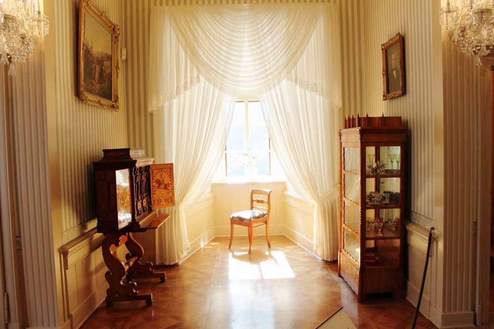 Dieser im Biedermeierstil (1820-1850) gehaltene Raum strahlt viel Behaglichkeit aus. Foto: Peter Weckbrodt